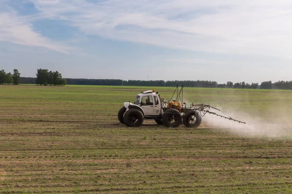 Трактор Обприскує Рідкі Хімічні Добрива Кукурудзяному Полі — стокове фото
