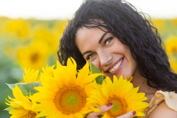 Porträt Einer Schönen Lächelnden Dunkelhaarigen Frau Mit Einem Strauß Sonnenblumen — Stockfoto