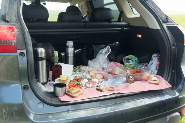 旅行ピクニック屋外 食べ物や飲み物ブランケット上の車のトランクに横になる — ストック写真