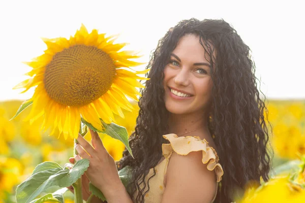 Porträt Einer Schönen Lächelnden Dunkelhaarigen Frau Mit Einem Strauß Sonnenblumen — Stockfoto