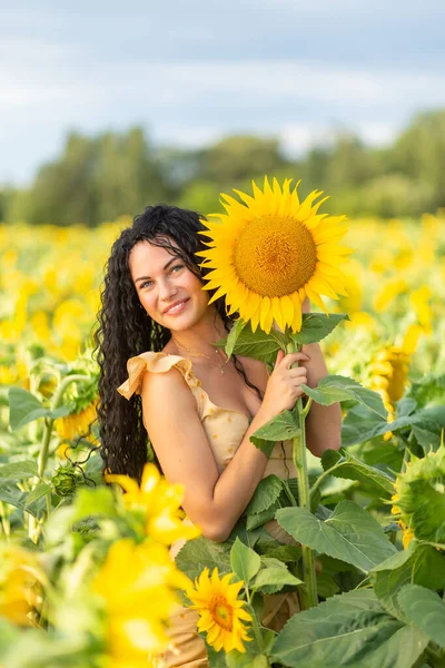 Portrét Krásné Usmívající Tmavovlasé Ženy Kyticí Slunečnic — Stock fotografie