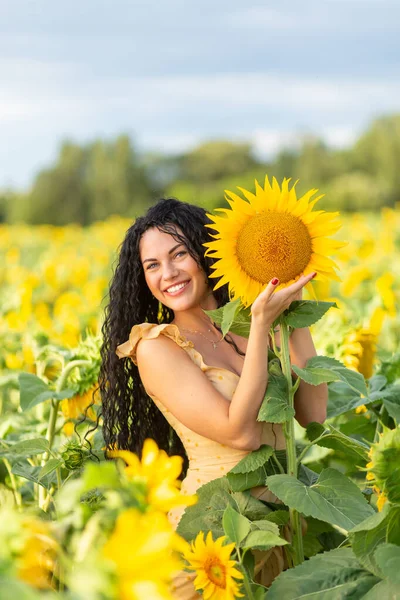 Porträt Einer Schönen Lächelnden Dunkelhaarigen Frau Mit Einem Strauß Sonnenblumen — Stockfoto