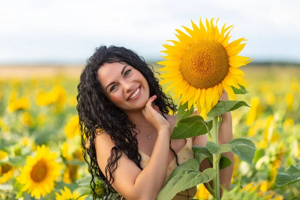 Ritratto Una Bella Donna Mora Sorridente Con Bouquet Girasoli — Foto Stock