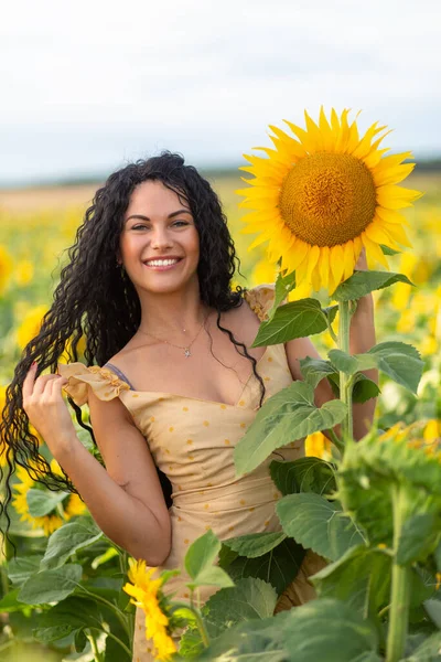 Ritratto Una Bella Donna Mora Sorridente Con Bouquet Girasoli — Foto Stock