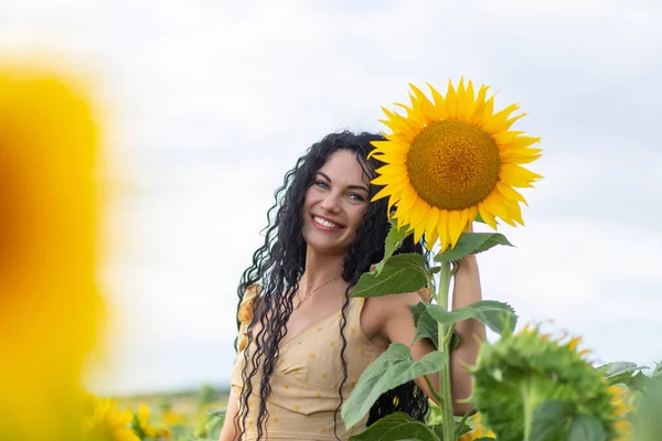 Portrait Beautiful Smiling Dark Haired Woman Bouquet Sunflowers — Stock Photo, Image