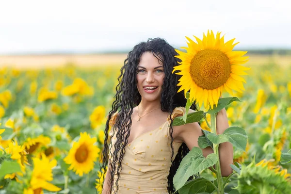 Ritratto Una Bella Donna Mora Sorridente Con Bouquet Girasoli — Foto Stock