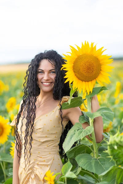 Ritratto Una Bella Donna Mora Sorridente Con Bouquet Girasoli — Foto Stock