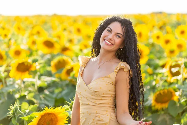 Ritratto Una Bella Donna Mora Sorridente Con Bouquet Girasoli — Foto Stock