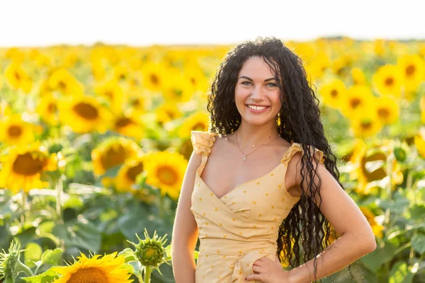 Retrato Una Hermosa Mujer Morena Sonriente Con Ramo Girasoles —  Fotos de Stock