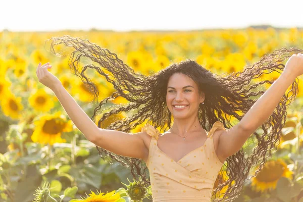 Retrato Una Chica Feliz Agitando Pelo Largo Campo Con Girasoles — Foto de Stock