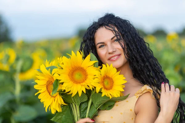 Ritratto Una Bella Donna Mora Sorridente Con Bouquet Girasoli — Foto Stock