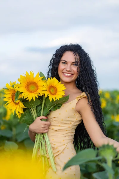 Retrato Una Hermosa Mujer Morena Sonriente Con Ramo Girasoles —  Fotos de Stock