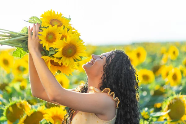 Retrato Una Hermosa Mujer Morena Sonriente Con Ramo Girasoles — Foto de Stock