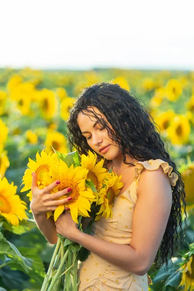 Retrato Una Hermosa Mujer Morena Sonriente Con Ramo Girasoles — Foto de Stock