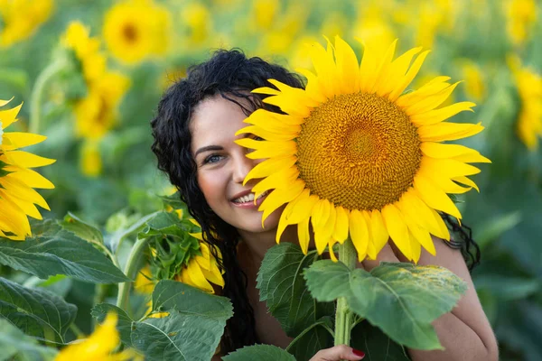 Porträt Einer Schönen Lächelnden Dunkelhaarigen Frau Mit Einer Großen Sonnenblume — Stockfoto