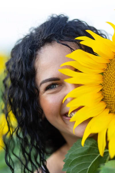 Ritratto Una Bella Donna Mora Sorridente Con Grande Girasole Tra — Foto Stock