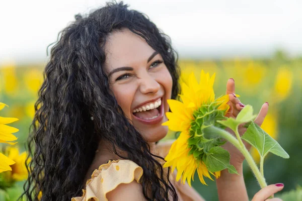 Portrait Beautiful Smiling Dark Haired Woman Big Sunflower Her Hands — Stock Photo, Image