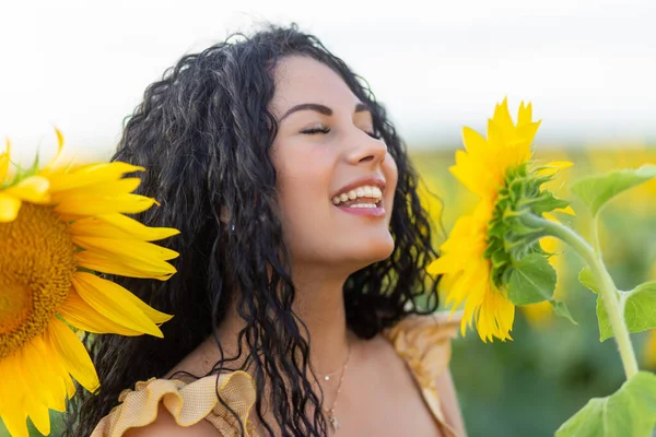 Retrato Una Hermosa Mujer Morena Sonriente Con Gran Girasol Las — Foto de Stock