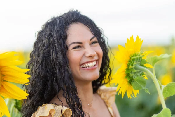 Ritratto Una Bella Donna Mora Sorridente Con Grande Girasole Tra — Foto Stock