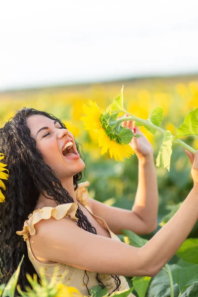 Retrato Una Hermosa Mujer Morena Sonriente Usando Girasol Como Micrófono — Foto de Stock