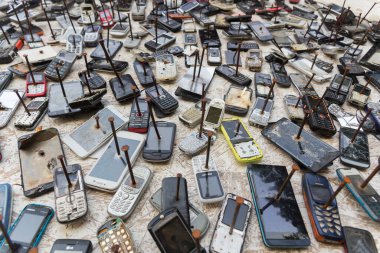 Litovka, Belarus - 16 Ağustos 2021: Gizemli bir mimar tarafından inşa edilen Litovka Alternatif Sanat Müzesi 'ndeki uçağa çivilenmiş farklı eski cep telefonlarının geçmişi.