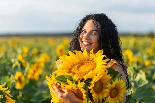 Retrato Una Hermosa Mujer Morena Sonriente Con Ramo Girasoles — Foto de Stock