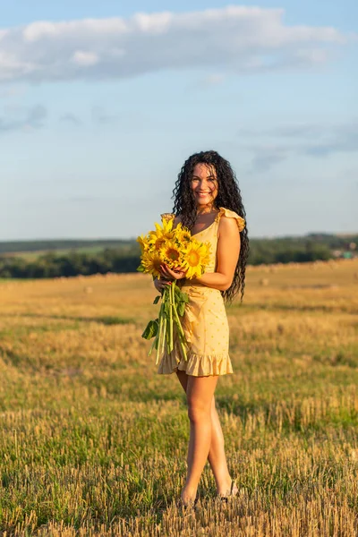 Ritratto Una Bella Donna Mora Sorridente Con Bouquet Girasoli Sul — Foto Stock