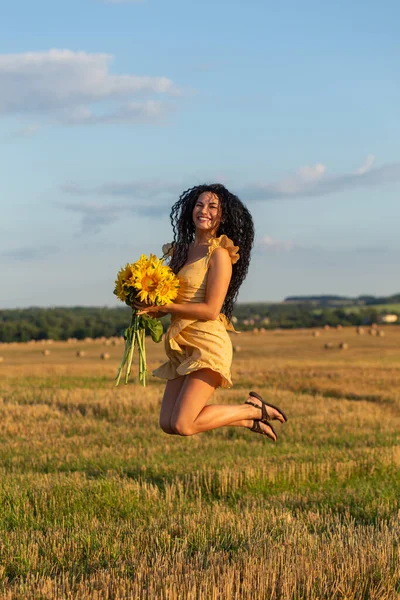 Retrato Una Hermosa Mujer Morena Sonriente Con Ramo Girasoles Saltando — Foto de Stock