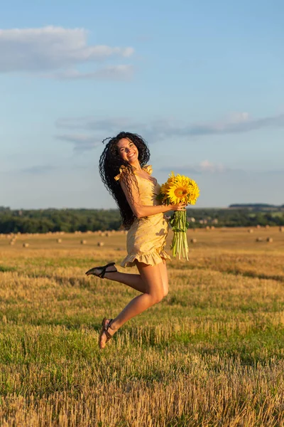 Ritratto Una Bella Donna Mora Sorridente Con Bouquet Girasoli Che — Foto Stock