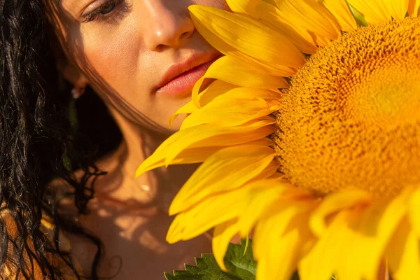 Närbild Porträtt Ung Kvinna Som Tittar Bakom Stor Solros Begreppet — Stockfoto