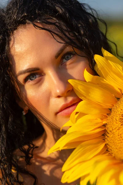 Närbild Porträtt Ung Kvinna Som Tittar Bakom Stor Solros Begreppet — Stockfoto