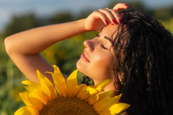 Close Portrait Young Woman Looking Out Large Sunflower Summertime Concept — Stock Photo, Image