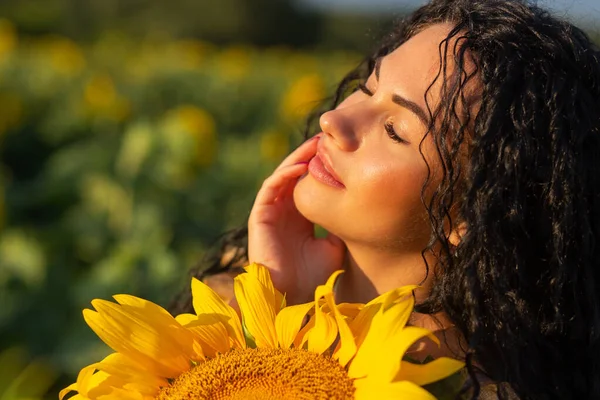 Close Portrait Young Woman Looking Out Large Sunflower Summertime Concept — Stock Photo, Image