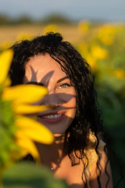 Close Portrait Young Woman Looking Out Large Sunflower Summertime Concept — Stock Photo, Image