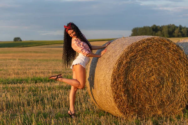 夏至时分 美丽性感的风衣女郎在收获的麦田上摆弄草篮的画像 — 图库照片