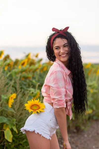 Retrato Uma Mulher Com Girassol Bolso Calções Dia Ensolarado Quente — Fotografia de Stock