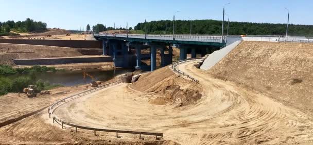 Trabajos de tierra durante la construcción de un puente sobre el río. — Vídeo de stock