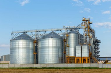 Modern Granary asansörü ve tohum temizleme hattı. Tarım işleme ve üretim tesisinde gümüş silolar depolama ve işleme için tarım ürünleri, un, tahıl ve tahıl kuru temizleme.