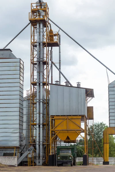 Moderner Kornspeicher Aufzug Und Saatgutreinigungslinie Silbersilos Auf Landwirtschaftlichen Verarbeitungs Und — Stockfoto