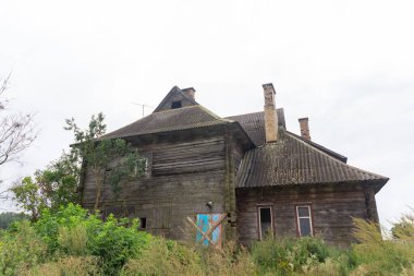 Üç katlı eski bir ahşap ev, sobalı..