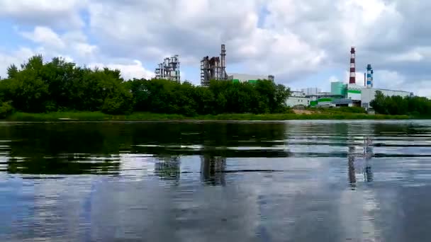 Atleten trainen in kajakken op de rivier — Stockvideo