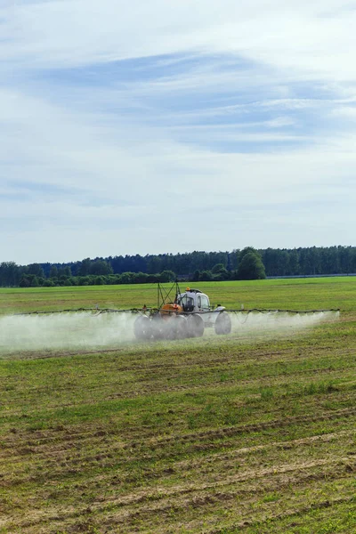 Tractor Sprays Liquid Chemical Fertilizers Corn Field — Stock Photo, Image