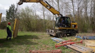 Siper duvarlarının korumak için metal destekler montajı.