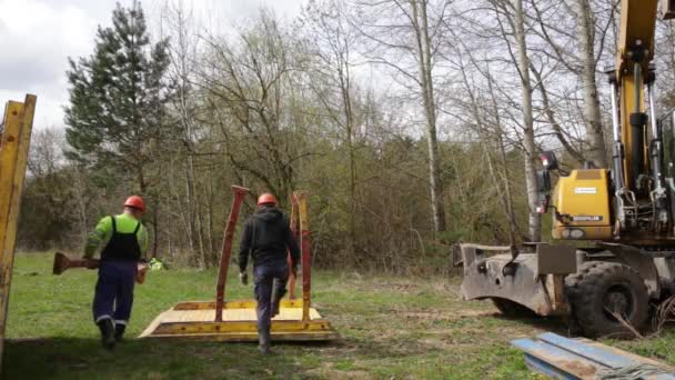 Instalación de soportes metálicos para proteger las paredes de la zanja . — Vídeos de Stock