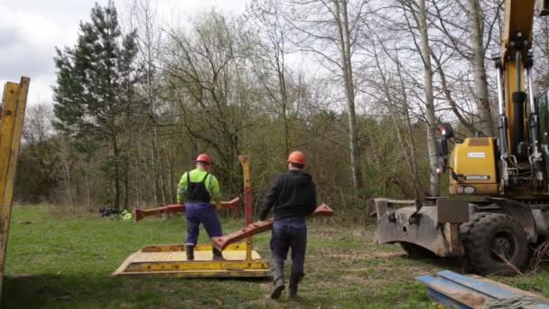 Instalace kovové stojany, které chrání stěny výkopu. — Stock video