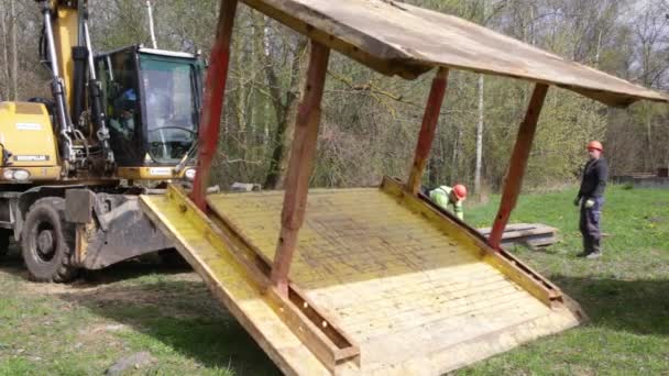 Installatie van metalen steun ter bescherming van de muren van de trog. — Stockvideo