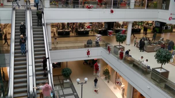 4k video lidí nakupujících v nákupním centru Triniti v Grodně, Bělorusko. — Stock video