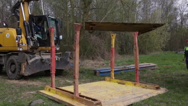 Instalación de soportes metálicos para proteger las paredes de la zanja . — Vídeo de stock