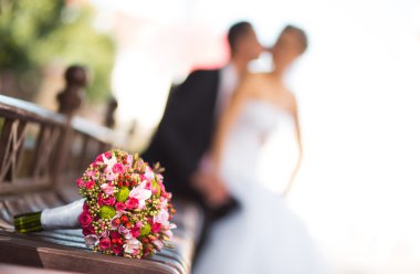 Gelin ve damat ile gelin buketi