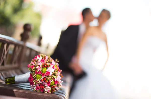 Bruden och brudgummen med brudbukett — Stockfoto